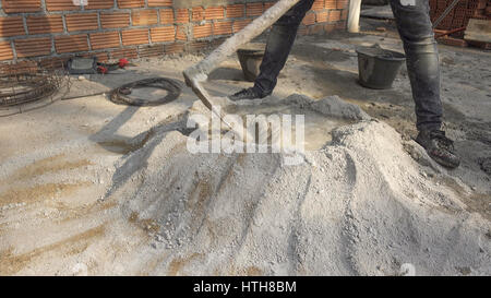 Die Cementers sind Mörtel für den Bau der Mauer mischen. Stockfoto