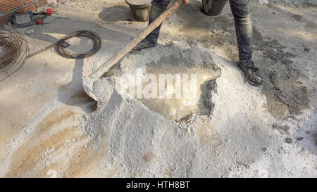 Die Cementers sind Mörtel für den Bau der Mauer mischen. Stockfoto