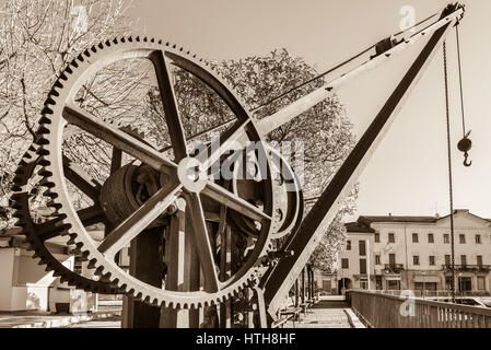 Zahnräder eines alten und Vintage Kran. Der Kran befindet sich in der Nähe von dem kleinen Hafen am See von Luino, Lago Maggiore, Italien Stockfoto