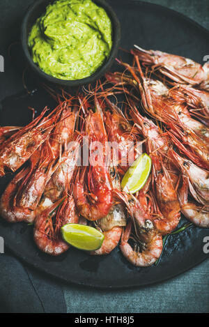 Geröstete rote Garnelen mit Avocado Guacamole Sauce und Zitrone Scheiben Stockfoto