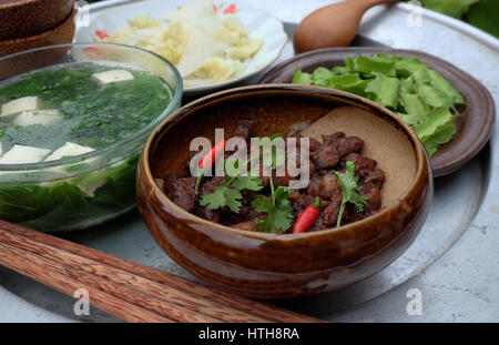 Vietnamesisches Essen Fleisch mit Shrimps-paste, gekochtes Gemüse und Gemüse Suppe. Essenszeit ist Familienessen und glückliche Zeit, eine traditionelle Kultur Stockfoto