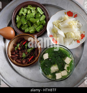 Vietnamesisches Essen Fleisch mit Shrimps-paste, gekochtes Gemüse und Gemüse Suppe. Essenszeit ist Familienessen und glückliche Zeit, eine traditionelle Kultur Stockfoto