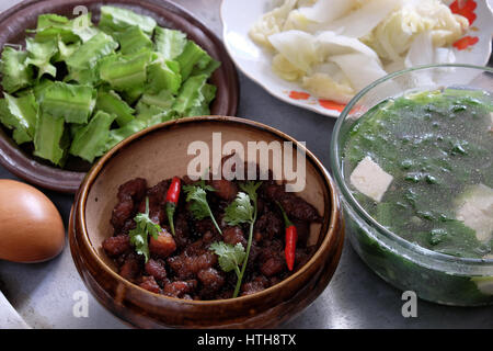 Vietnamesisches Essen Fleisch mit Shrimps-paste, gekochtes Gemüse und Gemüse Suppe. Essenszeit ist Familienessen und glückliche Zeit, eine traditionelle Kultur Stockfoto