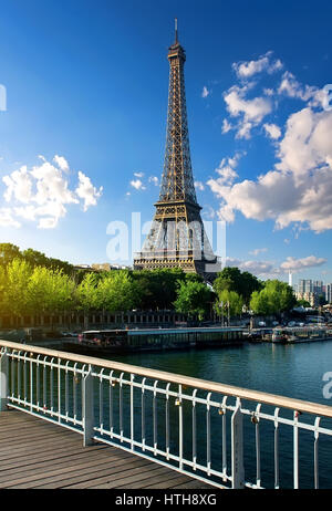 Blick auf Eiffelturm aus Passerelle Debilly in Paris, Frankreich Stockfoto