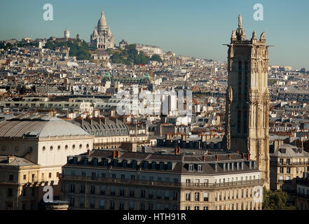 Panoramablick über Paris im frühen Sommerabend, Frankreich Stockfoto