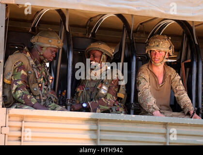 Sperrfrist, 0001 Montag März 13 zuvor bedingtes Foto vom 03.06.17 eines Soldaten aus dem 2. Bataillon, The Royal Regiment of Scotland(2SCOTS) begleitenden kenianischen Armeesoldaten auf einem Transporter, als diese Übung Askari Sturm in Archers Post in Nordkenia teilnehmen. Stockfoto