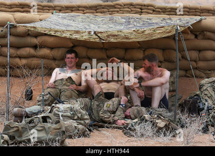 Sperrfrist, 0001 Montag März 13 zuvor bedingtes Foto datiert 03.06.17 Soldaten Zuflucht vor der Hitze nach der Teilnahme in der live brennen Ausübung als Soldaten aus dem 2. Bataillon, The Royal Regiment of Scotland(2SCOTS), beteiligen sich Übung Askari Sturm in Archers Post im Norden Kenias. Stockfoto