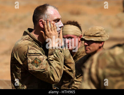 Sperrfrist, 0001 Montag März 13 zuvor bedingtes Foto datiert 03.06.17 eines Soldaten aus dem 2. Bataillon, The Royal Regiment of Scotland(2SCOTS) Sonnencreme nach einer live Firing-Übung anwenden, wie sie trainieren Askari Sturm in Archers Post in Nordkenia teilnehmen. Stockfoto