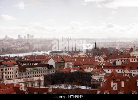 Panoramablick auf Prag rote Dächer Stockfoto