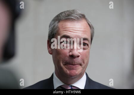 Nigel Farage kommt bei BBC Broadcasting House in London vor, die auf den Sonntag Politik Show mit Andrew Neil. Stockfoto