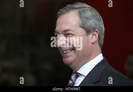 Nigel Farage kommt bei BBC Broadcasting House in London vor, die auf den Sonntag Politik Show mit Andrew Neil. Stockfoto