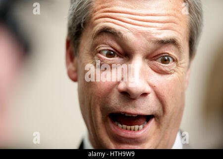 Nigel Farage kommt bei BBC Broadcasting House in London vor, die auf den Sonntag Politik Show mit Andrew Neil. Stockfoto