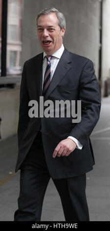 Nigel Farage kommt bei BBC Broadcasting House in London vor, die auf den Sonntag Politik Show mit Andrew Neil. Stockfoto