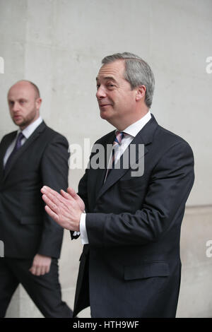 Nigel Farage kommt bei BBC Broadcasting House in London vor, die auf den Sonntag Politik Show mit Andrew Neil. Stockfoto