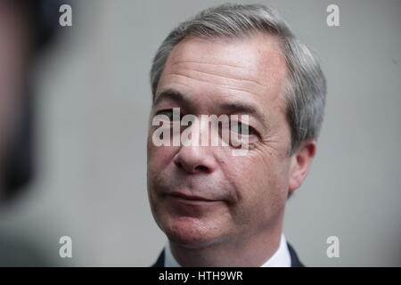 Nigel Farage kommt bei BBC Broadcasting House in London vor, die auf den Sonntag Politik Show mit Andrew Neil. Stockfoto