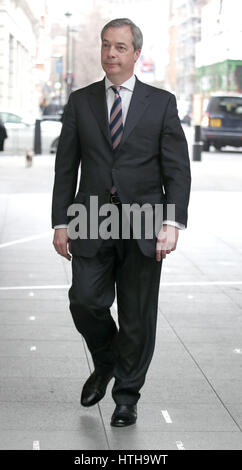 Nigel Farage kommt bei BBC Broadcasting House in London vor, die auf den Sonntag Politik Show mit Andrew Neil. Stockfoto