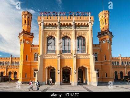 Hauptbahnhof, Ende des 19. Jahrhunderts, neogotischer Stil mit Tudorelementen, in Breslau, Niederschlesien, Polen Stockfoto