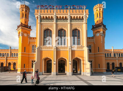Hauptbahnhof, Ende des 19. Jahrhunderts, neogotischer Stil mit Tudorelementen, in Breslau, Niederschlesien, Polen Stockfoto
