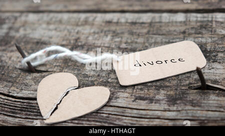 Scheidung-Hintergrund mit gebrochenem Herzen und Meldung auf Holz, unglückliche Ehe und Ehebruch Problem machen Stress Leben, Gesellschaft Problem in modernen Lifestyle Stockfoto