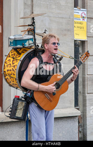 One man Band Musiker, Multi-instrumentalist Bernard M Snyder am Rynek (Marktplatz) in Breslau, Niederschlesien, Polen Stockfoto