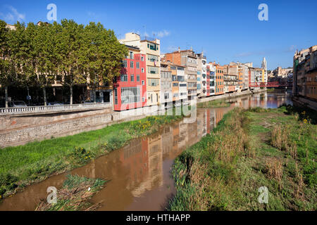 Von Girona in Katalonien, Spanien, grasbewachsenen Ufer des Fluss Onyar, malerische Stadtbild Stockfoto