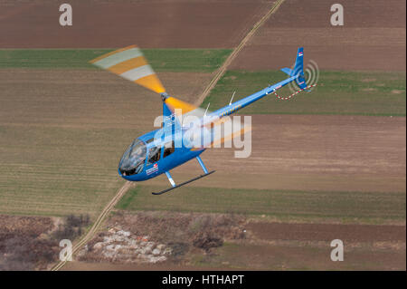 Robinson R44 Leichthubschrauber betrieben von Balkan Hubschrauber im Flug, fotografiert aus einem anderen Hubschrauber Stockfoto