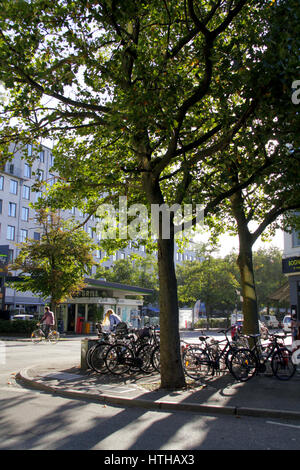 Kopenhagen, Dänemark - 2. SEPTEMBER: Fahrräder abgestellt in Kopenhagen Dänemark Mitteleuropa am 2. September 2016 in Kopenhagen, Dänemark. Stockfoto