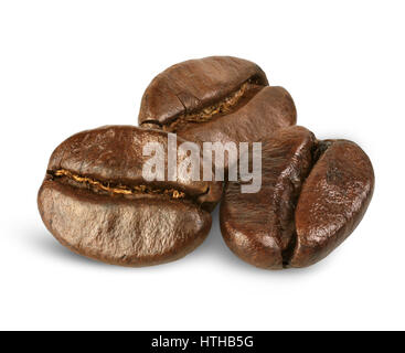 einige Kaffeebohnen isoliert auf weißem, Weg Stockfoto