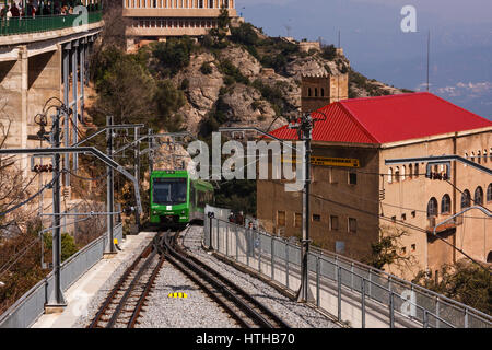 Zahnradbahn Zug klettern Berg Montserrat, Katalonien, Spanien. Der Montserrat Zahnradbahn Zug ist der schnellste Weg zum Montserrat Mo Klettern Stockfoto