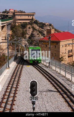 Zahnradbahn Zug klettern Berg Montserrat Annäherung an Zielort, Katalonien, Spanien. Der Montserrat Zahnradbahn Zug ist die schnellste Stockfoto