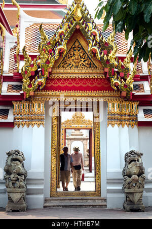 Touristen besuchen die Tempel Wat Pho in Bangkok, Thailand. Stockfoto