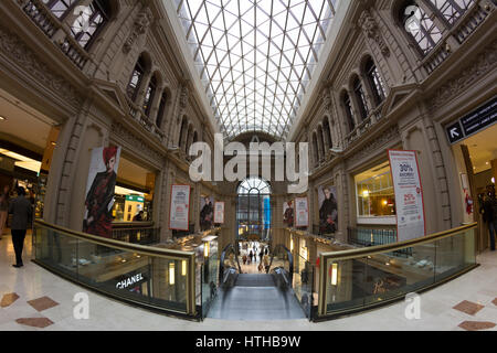 Buenos Aires/Argentinien 22/06/2014. Menschen kaufen in Galerías Pacífico Einkaufszentrum. Stockfoto