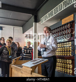 Besucher Demonstration Turing Welchman Bombe Bletchley Park Zweiter Weltkrieg Code brechen Zentrum Buckinghamshire UK Stockfoto