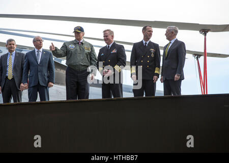 US-Präsident Donald Trump gibt eine Daumen-hoch zu den Seeleuten an Bord des neuen Gerald R. Ford-class-Flugzeugträgers USS Gerald R. Ford während der Zeremonie vor Inbetriebnahme bei Newport News Shipbuilding Yard 2. März 2017 in Newport News, Virginia. Stehen mit dem Präsidenten Präsident Newport News Shipbuilding Matt Mulherin, Präsident Donald Trump, Captain Rick McCormack, CNO Admiral John Richardson, L-r: Huntington Ingalls CEO Mike Petters und Verteidigungsminister James Mattis.   (Foto von MCS1 Joshua Sheppard / US Navy über Planetpix) Stockfoto