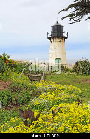 Point Montara-Nebel-Signal und Light Station aus der kalifornischen Highway 1 mit Frühlingsblumen auf einem vertikalen teilweise sonnigen Tag Stockfoto