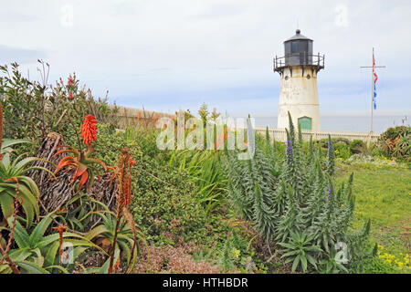 Point Montara-Nebel-Signal und Light Station aus der kalifornischen Highway 1 mit Frühlingsblumen an einem teilweise sonnigen Tag Stockfoto