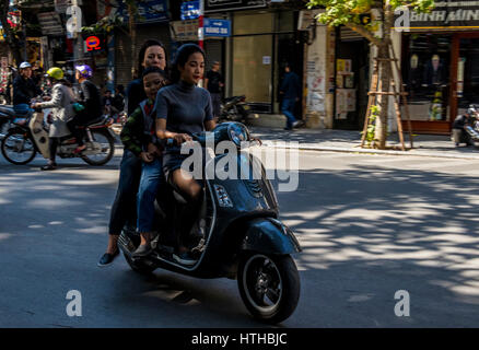 Kleine Motorräder und Fahrer in der Stadt Hanoi Vietnam wo kleine Motorräder immer noch die Straßen wie der Rest von Vietnam dominieren Stockfoto