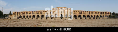 ISFAHAN, IRAN - 12. Oktober 2016: Ausgedörrt Khaju-Brücke Zayandehrud Fluß am 12. Oktober 2016 in Isfahan, Iran Stockfoto