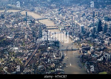 Luftaufnahme von London aus dem E an einem sonnigen Tag auf der Suche entlang der Themse von der Tower Bridge und einschließlich der City of London. Stockfoto