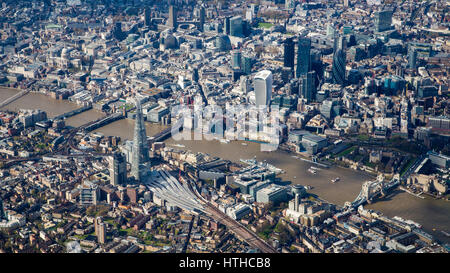 Luftaufnahme von London aus dem SE einschließlich der Themse, Shard, Rathaus, Tower Bridge und der City of London. Stockfoto