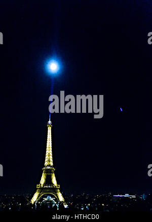 Eiffelturm bei Nacht Stockfoto