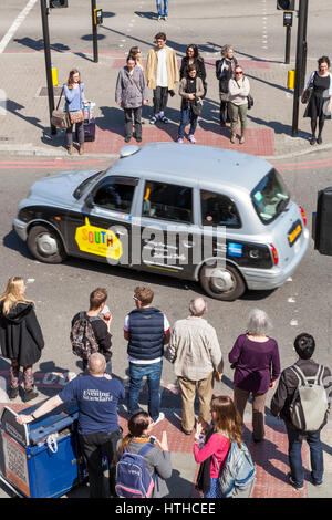 Menschen, die darauf warten, überqueren Sie die Straße, London, England, UK Stockfoto