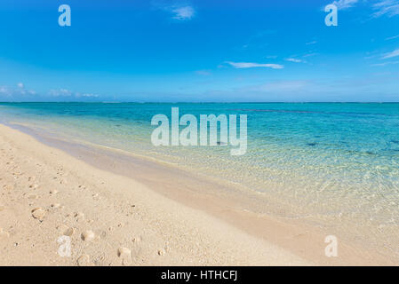 Hintergrund der goldenen Sand und das türkisfarbene Meereswellen. Ideal für jedes Design abstrakten Hintergrund hell. Stockfoto