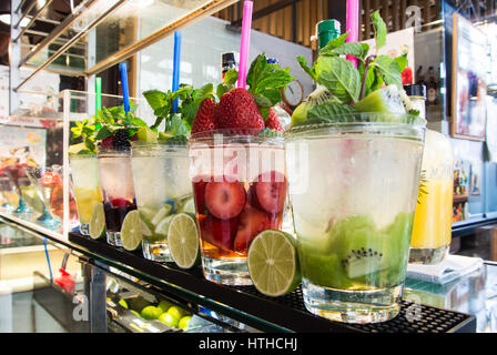 MADRID, Spanien - 12. Februar 2017: Frische Getränke und Cocktails in San Miguel Market at Madrid, Spanien. Stockfoto