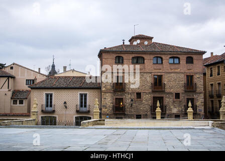 Ein mittelalterlicher Platz mit alten geschmückten Häuser im historischen Zentrum von Segovia, Kastilien und Leon, Spanien. Stockfoto