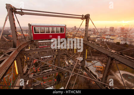 Wiener Riesenrad Riesenrad bei Sonnenuntergang, Prater Vergnügungspark, Prater, Wien, Österreich. Stockfoto