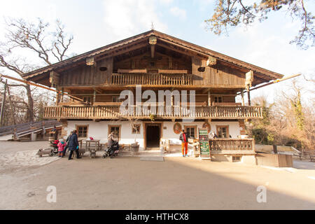 Tirolerhof, ein echter Bauernhof aus dem Tiroler Bergland Österreich, Zoo Schönbrunn, Wien, Österreich. Stockfoto