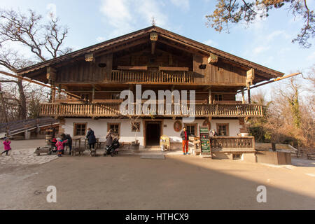 Tirolerhof, ein echter Bauernhof aus dem Tiroler Bergland Österreich, Zoo Schönbrunn, Wien, Österreich. Stockfoto