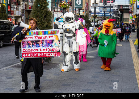 Schauspieler verkleidet in Maskottchen Anzügen wirbt für das Geschäft eine Roboter-Themen-Restaurant in Kabukicho Shinjuku-Tokio Stockfoto