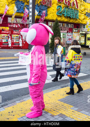 Schauspieler verkleidet in Maskottchen Anzügen wirbt für das Geschäft eine Roboter-Themen-Restaurant in Kabukicho Shinjuku-Tokio Stockfoto